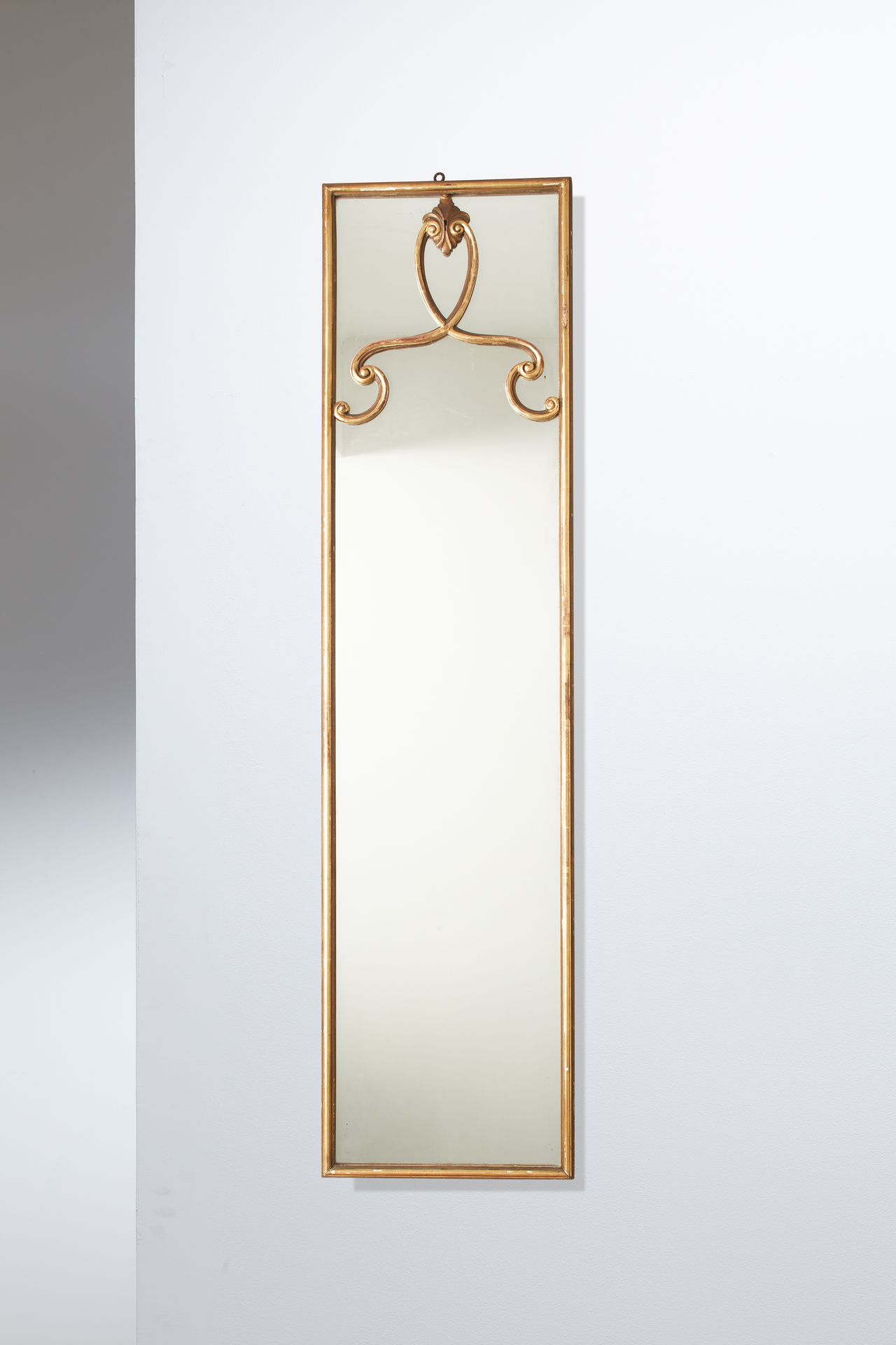 SCUOLA DI TORINO 新巴洛克风格的镜子。雕刻的木材，镀金的木材。意大利 1950年代。 
185x46x5厘米
都灵学校的镜子



状况良好。有&hellip;