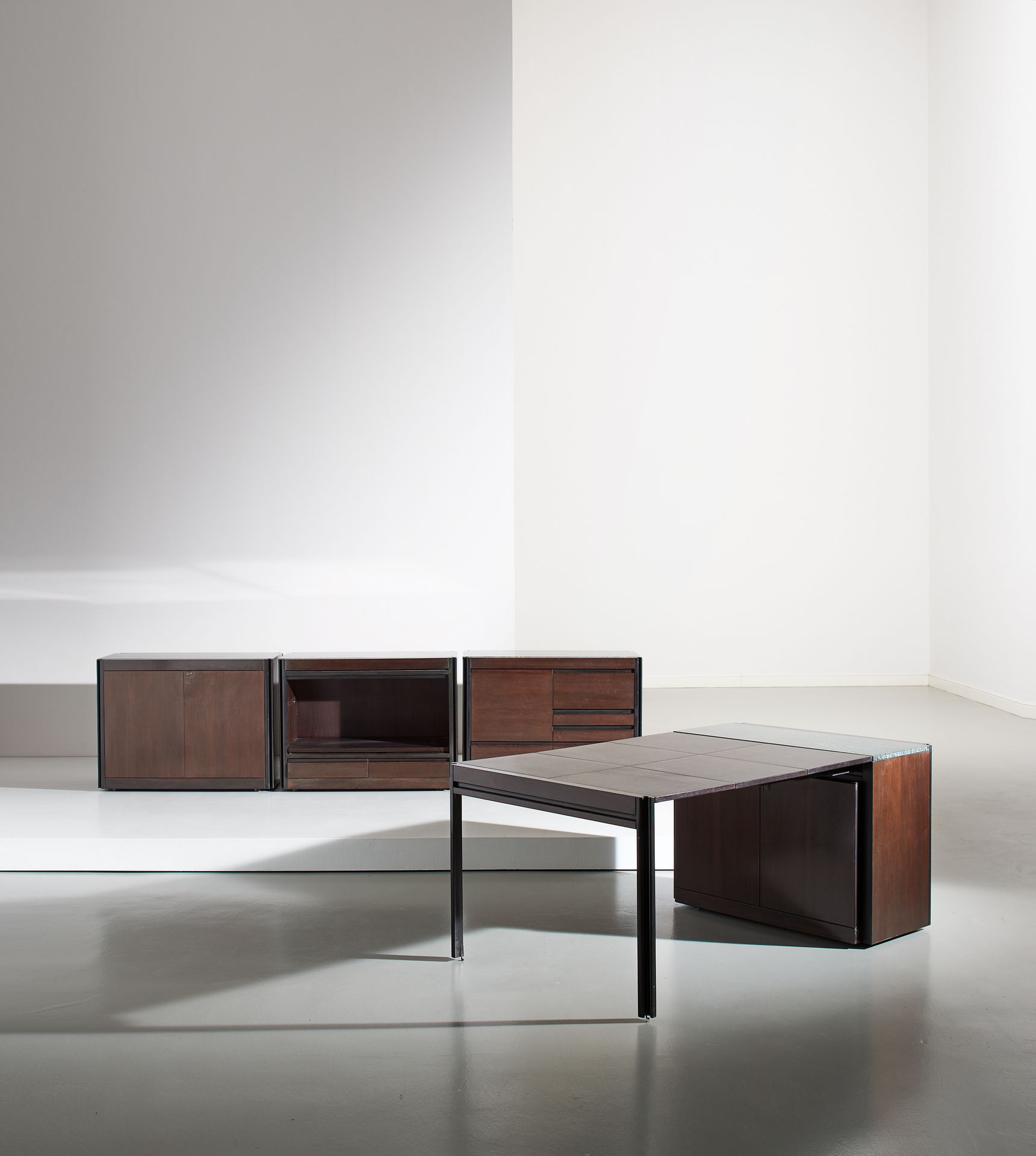 ANGELO MANGIAROTTI 4D系列的三个储物柜和一个带拉出式桌子的柜子。异国情调的木材，Alpi绿色大理石。由Molteni制造，1970年代。
每&hellip;