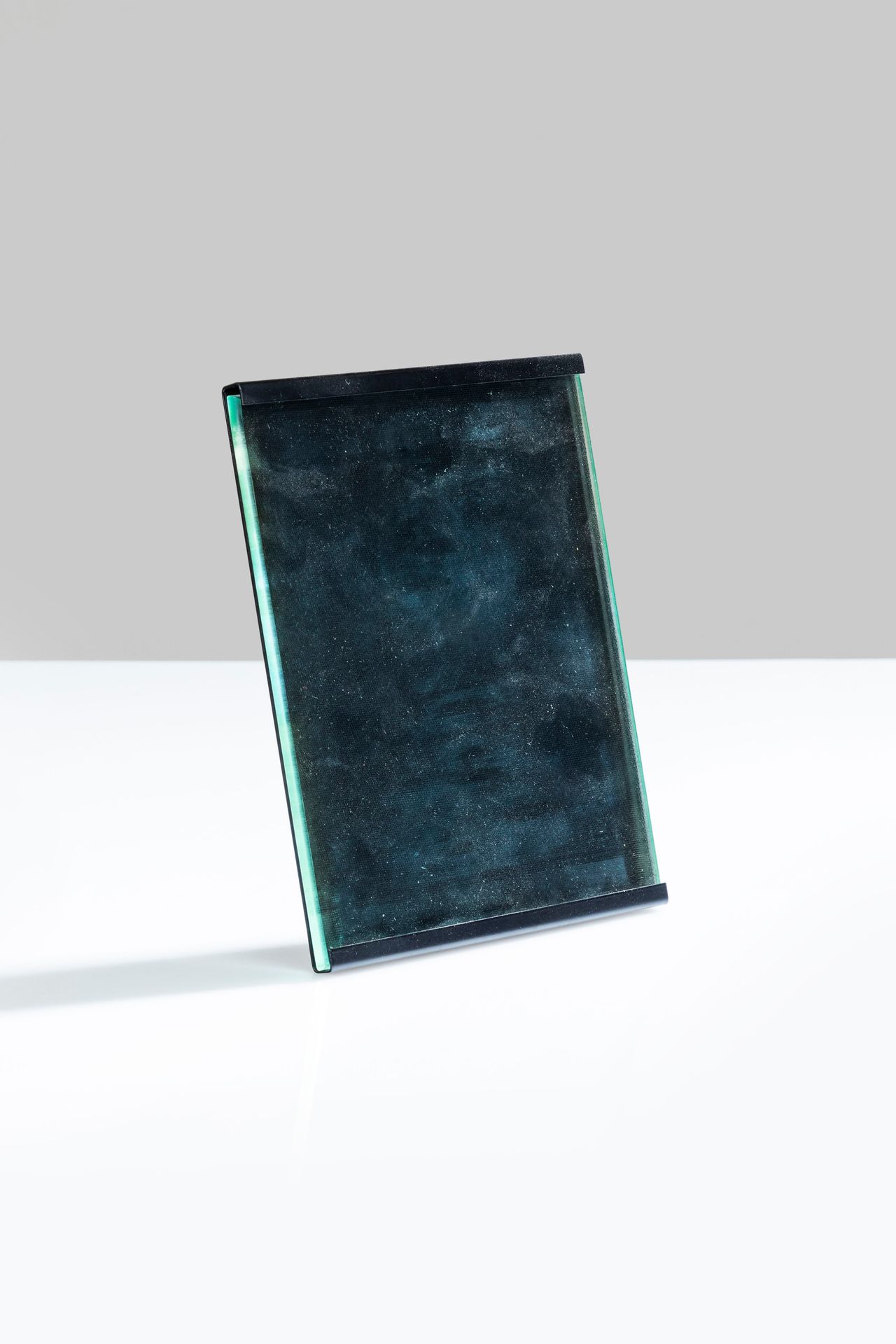 GIANFRANCO FRATTINI 肖像支架。珐琅彩金属，磨砂水晶。制造标记。 Progetti生产，约1980年 
厘米20x15x6
G. FRATTI&hellip;