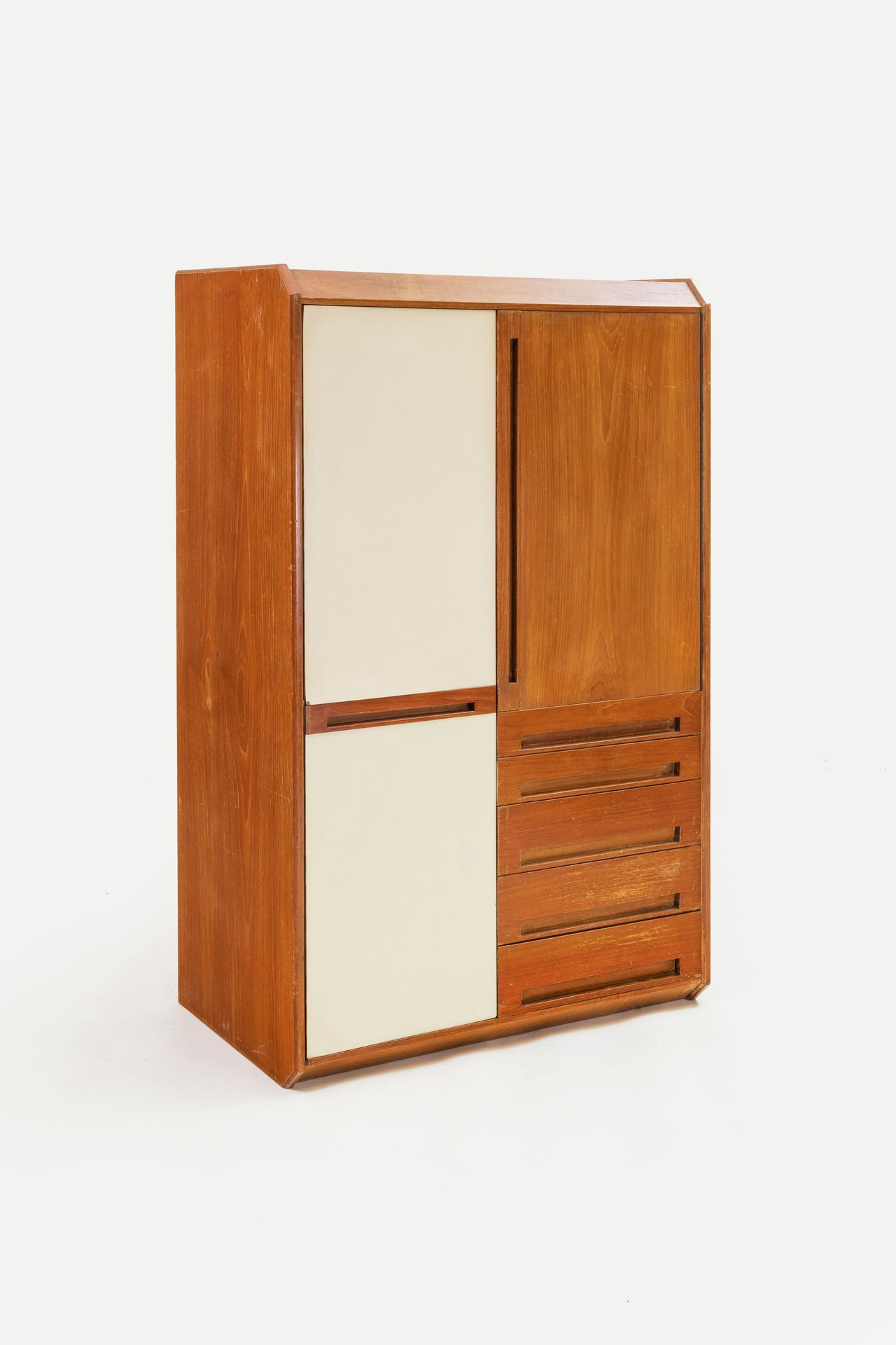 SPARTACO BRUGNOLI 衣柜。染色的木头，富美家。意大利，约1960年
cm 165x105x60
S.布鲁诺利的衣柜



状况尚可，有线条和磨损&hellip;