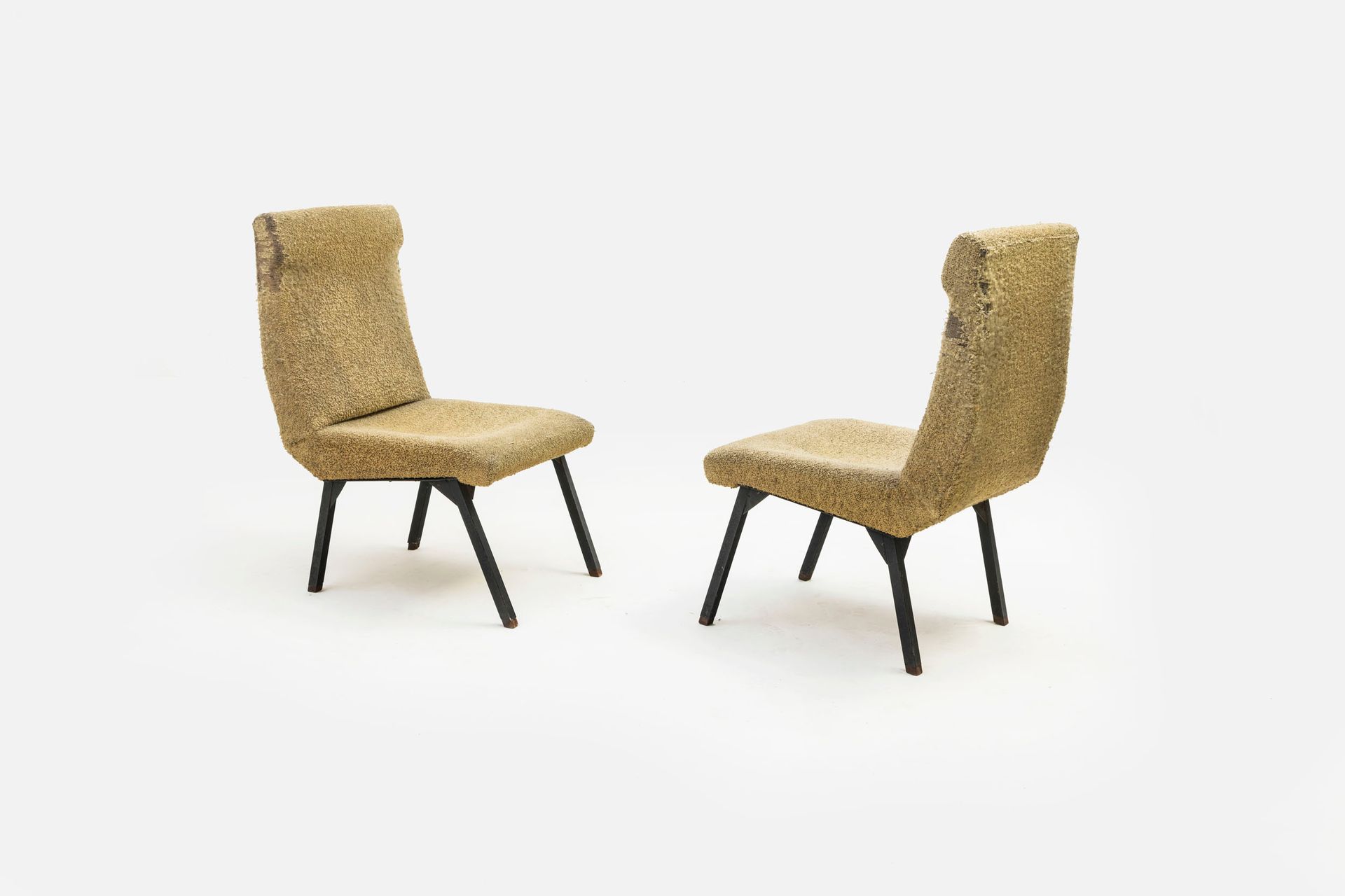FRANCO CAMPO, CARLO GRAFFI 两个可堆叠的扶手椅。压花金属，木材，软垫织物。工厂贴花。都灵生产基地，约1958年 
87x46x60厘米&hellip;
