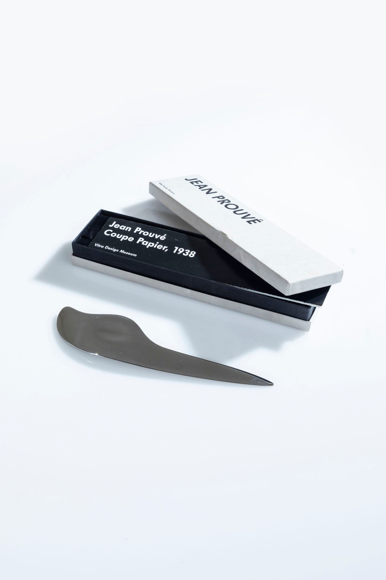 JEAN PROUVÉ Tagliacarte. Metallo. Produzione Vitra. 
Cm 0,4x21x5,5
A PAPER KNIFE&hellip;