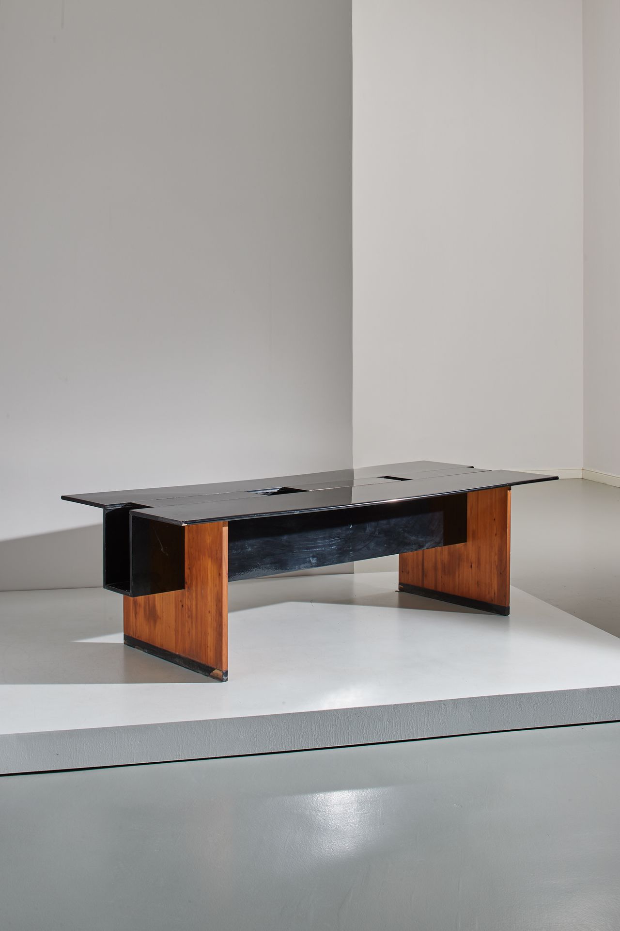VICO MAGISTRETTI Rare desk from the Coda series. Fir wood, lacquered wood, formi&hellip;