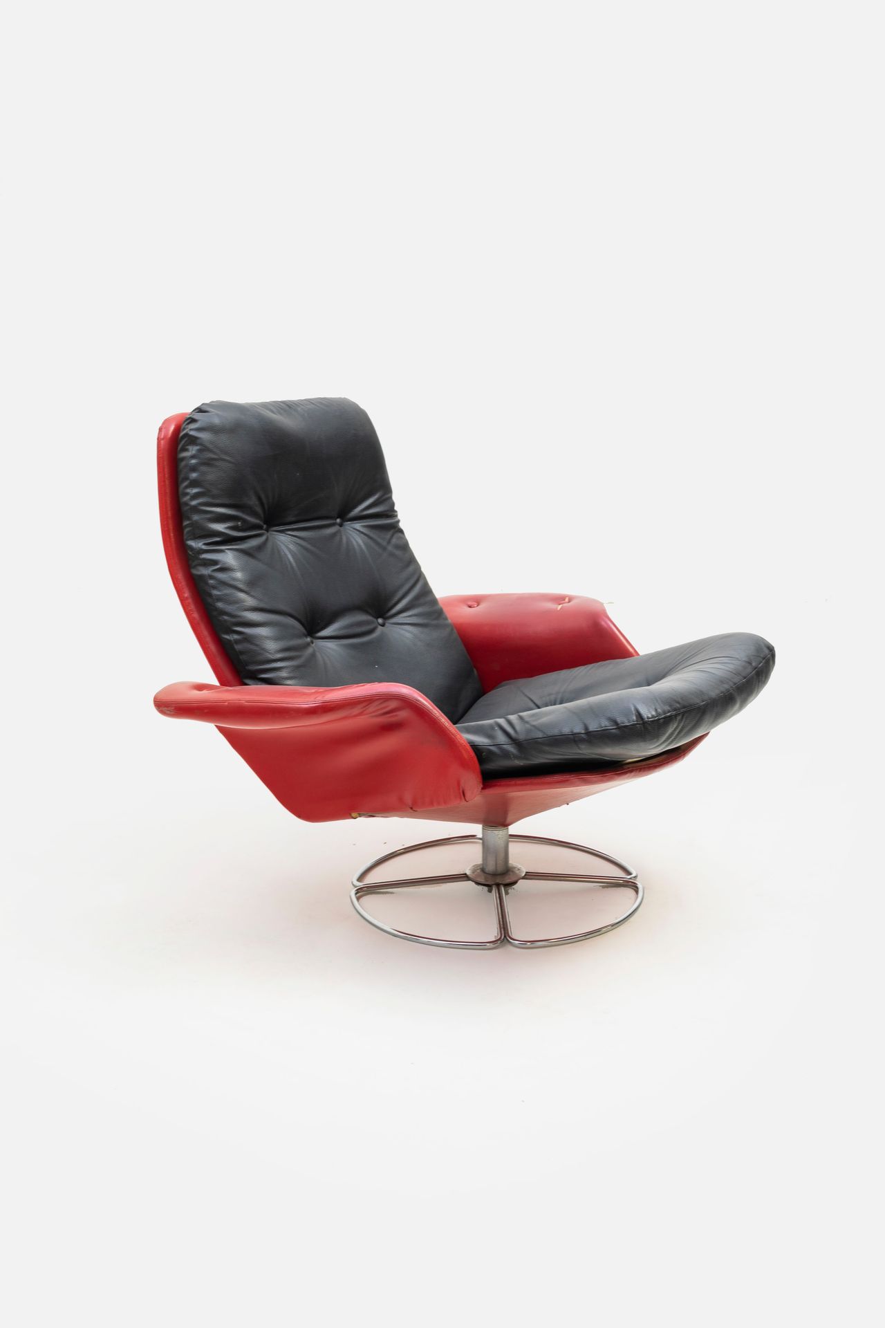 MANIFATTURA ITALIANA Fauteuil pivotant. Métal chromé, skaï tapissé. 1970s. 
Cm 8&hellip;