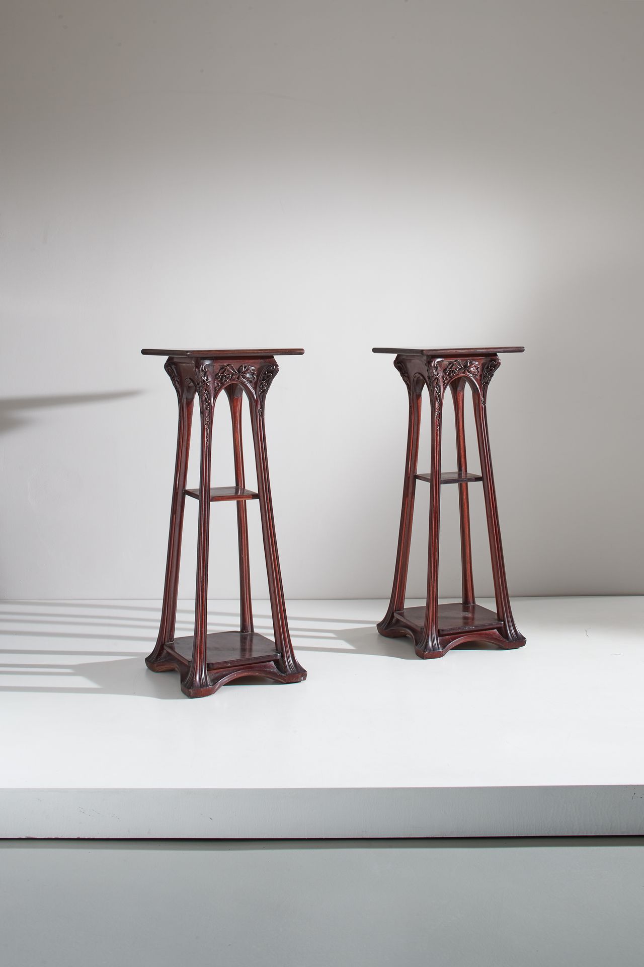 EUGENIO QUARTI Pair of large Art Nouveau risers with swivel top. Carved mahogany&hellip;