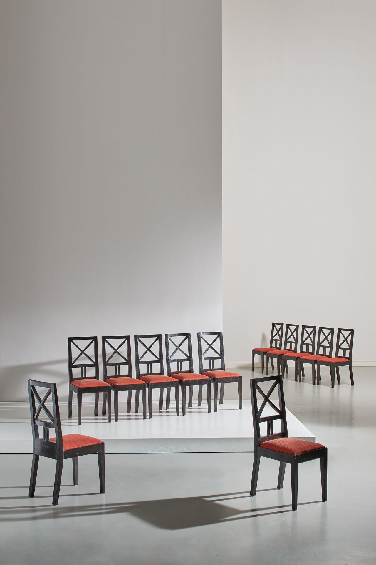 LUCA SCACCHETTI Douze chaises. Bois teinté, tissu. Italie, années 1980. 
100x38x&hellip;