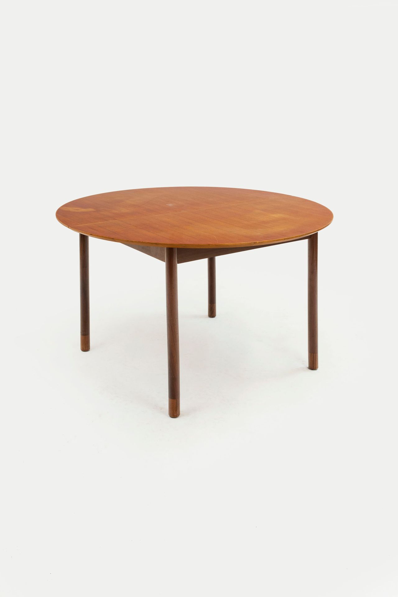 I.S.A. 可扩展的桌子。柚木，层压木饰面。金属制造的标签。生产I.S.A. 贝加莫，1960年代。 
开放式厘米75x164x120；封闭式厘米75x直径1&hellip;