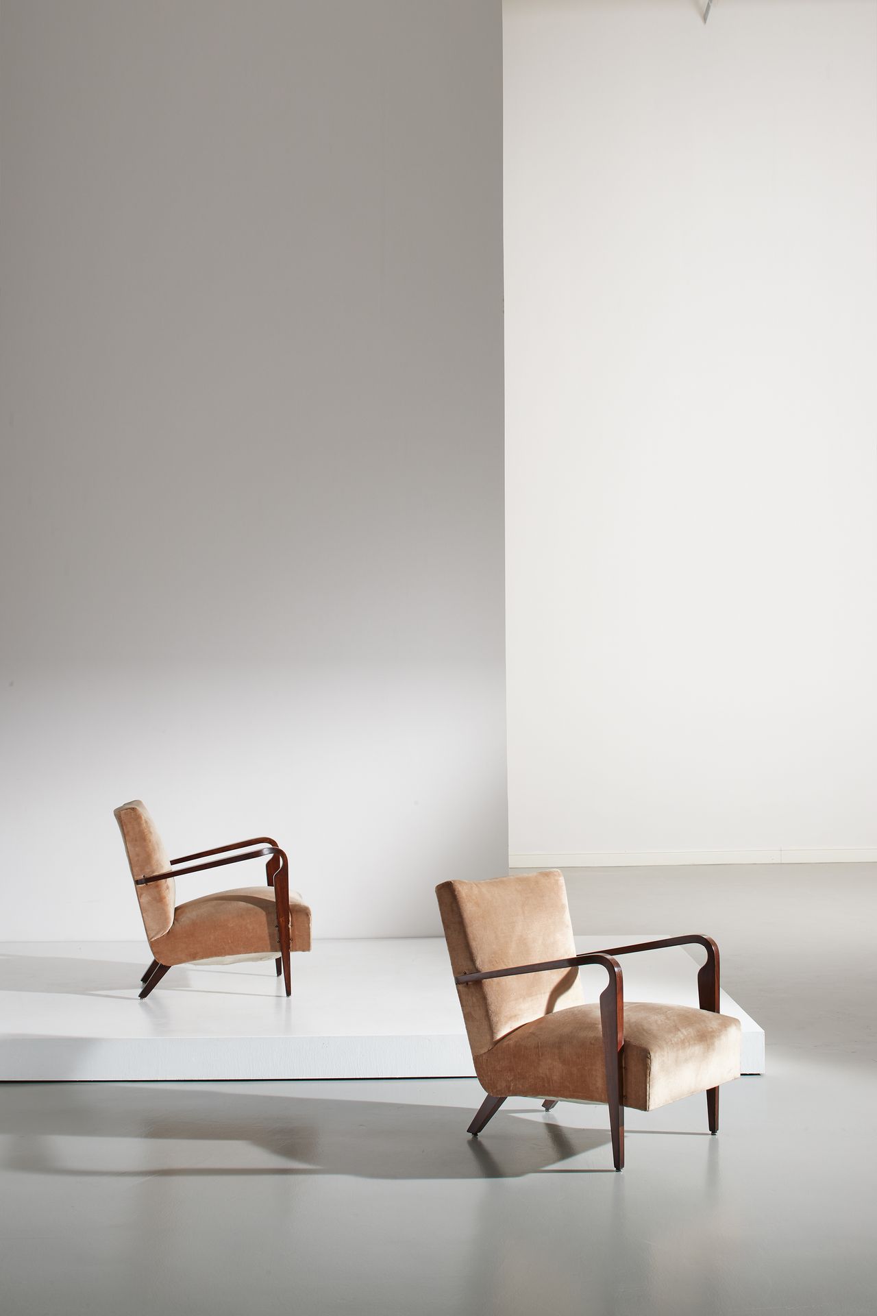 MANIFATTURA ITALIANA 一对扶手椅。胡桃木，丝绒软垫。意大利 1950年代。
76x63x77厘米
一对意大利扶手椅



整体状况良好。小的&hellip;