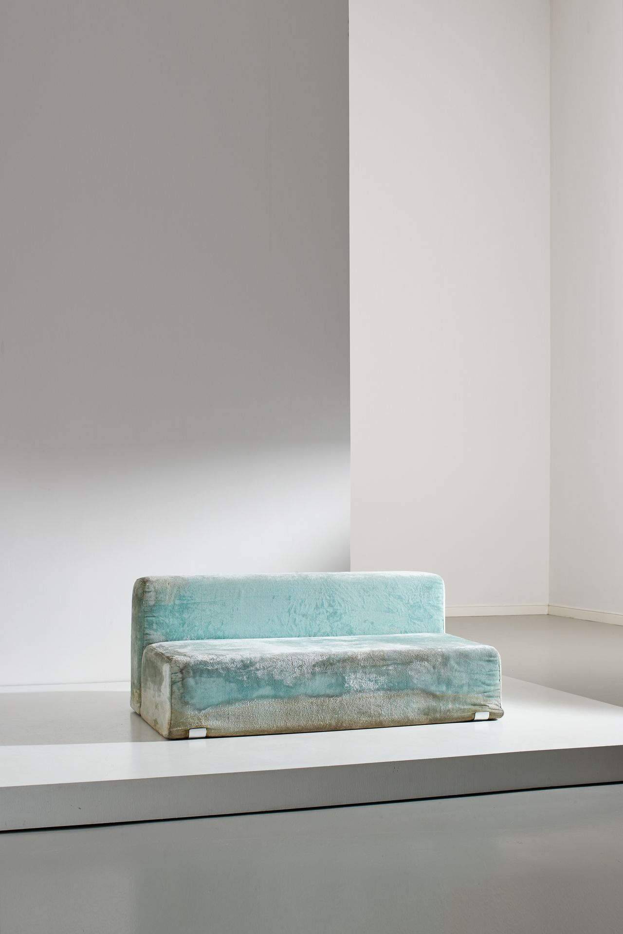 KAZUHIDE TAKAHAMA Sofa der Serie Suzanne. Verchromtes Metall, gepolstertes Geweb&hellip;