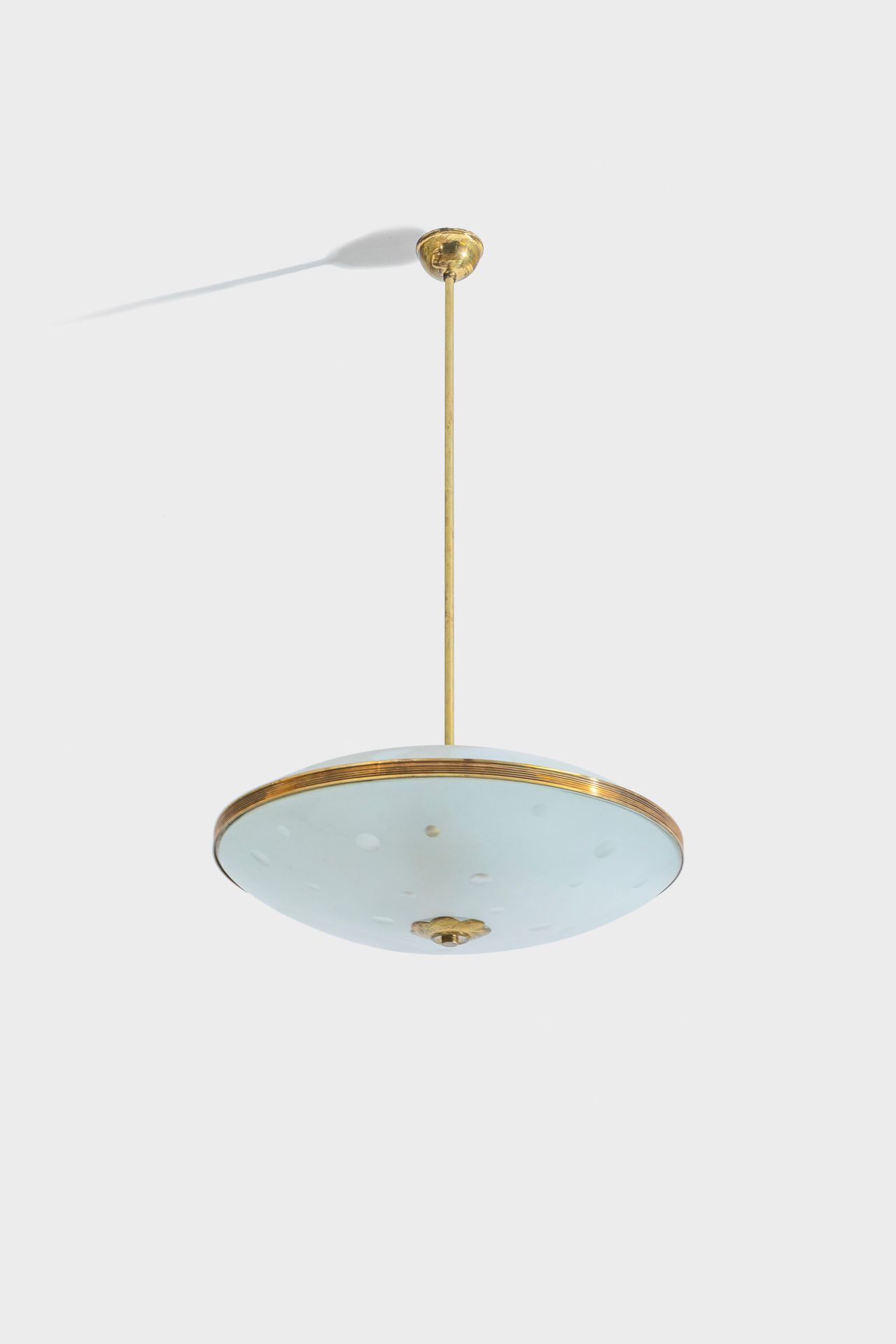 MANIFATTURA ITALIANA 枝形吊灯。黄铜，弯曲和喷砂玻璃。1950s. 
82x48x48厘米
一个意大利的天花板灯 



状况良好，有小的线&hellip;