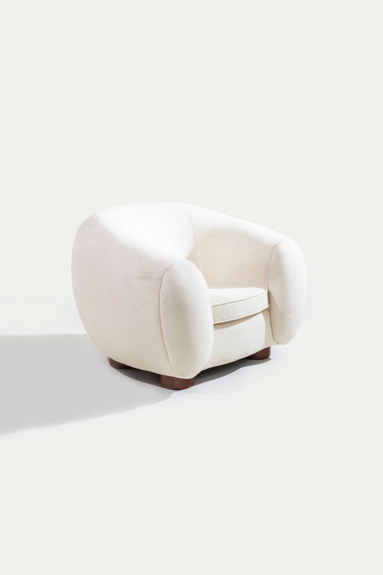 JEAN ROYERE (DISEGNO DI) 扶手椅。镟木，软垫织物。20世纪。
厘米75x95x95
J.罗耶尔的扶手椅（设计）。



状况良好，木质部&hellip;