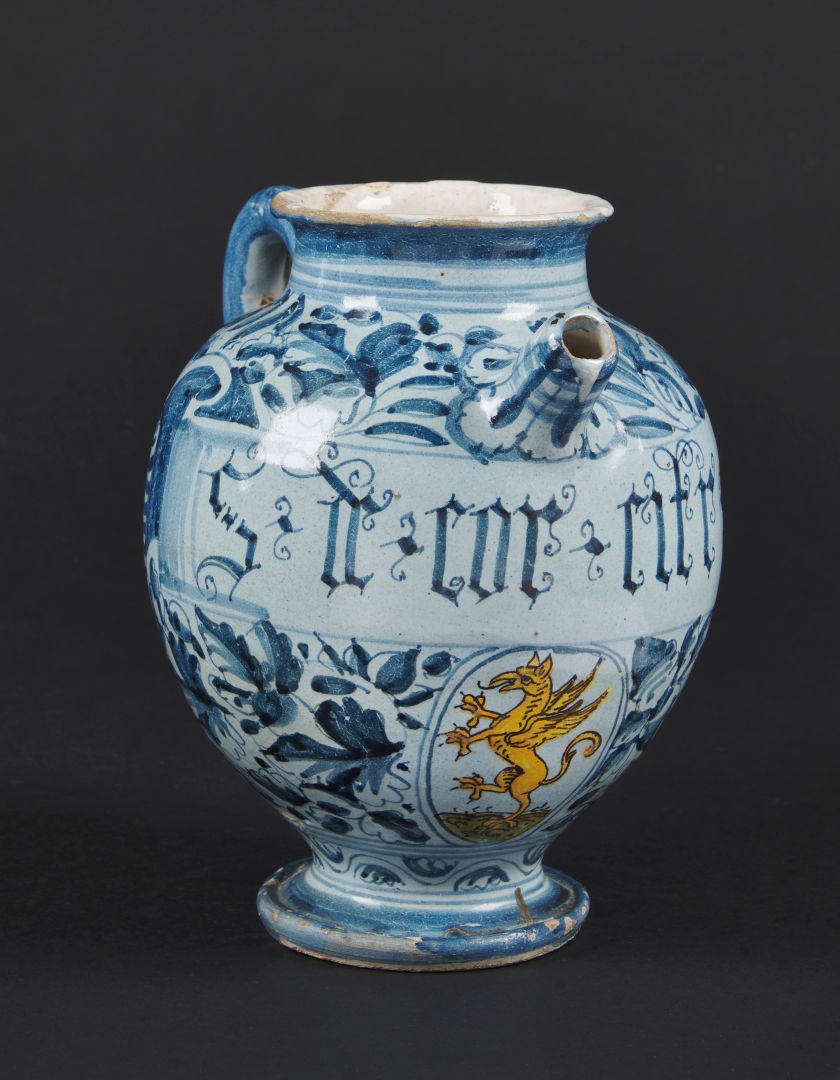 Null Marches Chevrette陶器，淡蓝色背景上的蓝色单色装饰，在叶子的背景上有一个医药铭文的berrettino带，在溢流口下有一个黄色的狮鹫的&hellip;