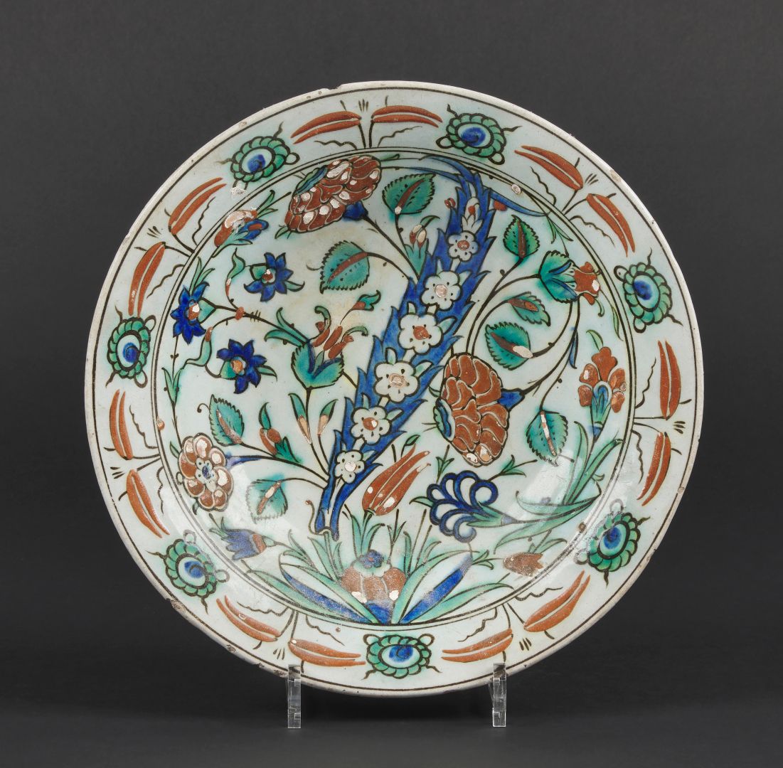 Null 伊兹尼克圆盘，多色装饰的萨兹棕榈和康乃馨 16世纪晚期。D. 30厘米有些磨损。