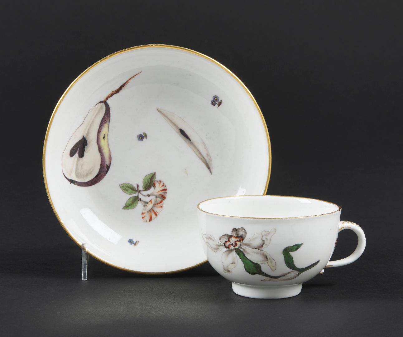 Null Meissen Tasse à thé et sa soucoupe en porcelaine à décor polychrome de fleu&hellip;