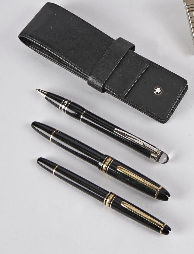Null MONTBLANC 

Lot comprenant un stylo plume, un stylo bille laqué noir et dor&hellip;