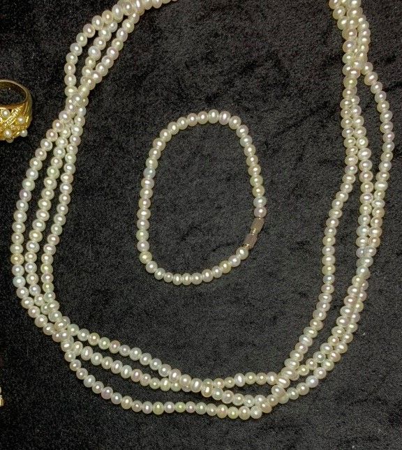 Null Collier trois rangs de petites perles de culture de forme baroque, le fermo&hellip;