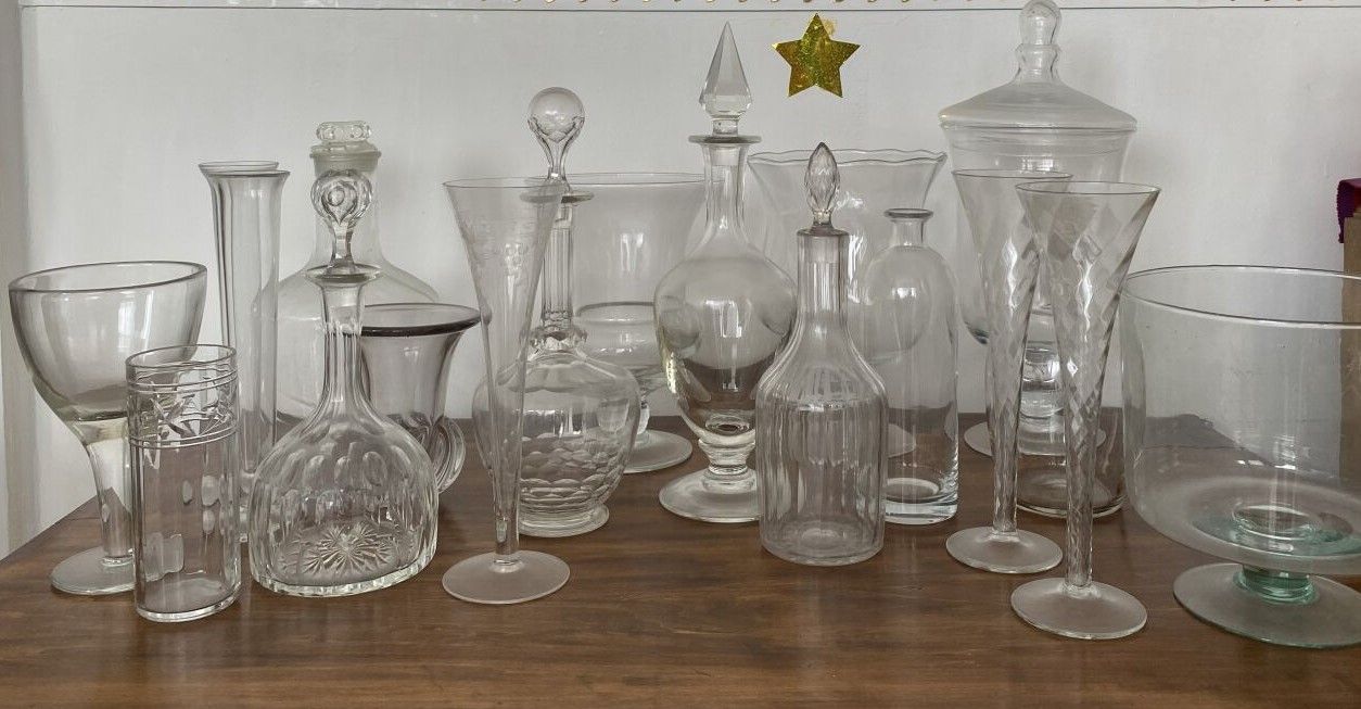 Null * IMPORTANT ENSEMBLE DE VERRERIES comprenant carafes, verres, vases, solifl&hellip;
