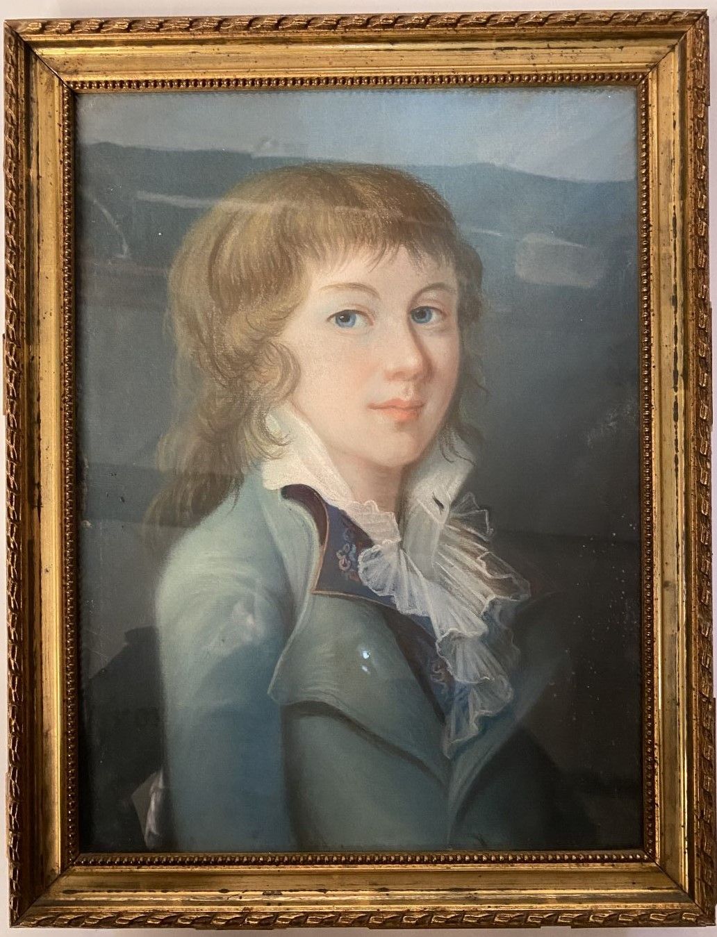 Null 法国学校，19世纪初

戴围脖的年轻人的肖像

纸上粉笔画

38 x 28 cm

在一个木制和镀金灰泥框架中

(霉菌污渍)
