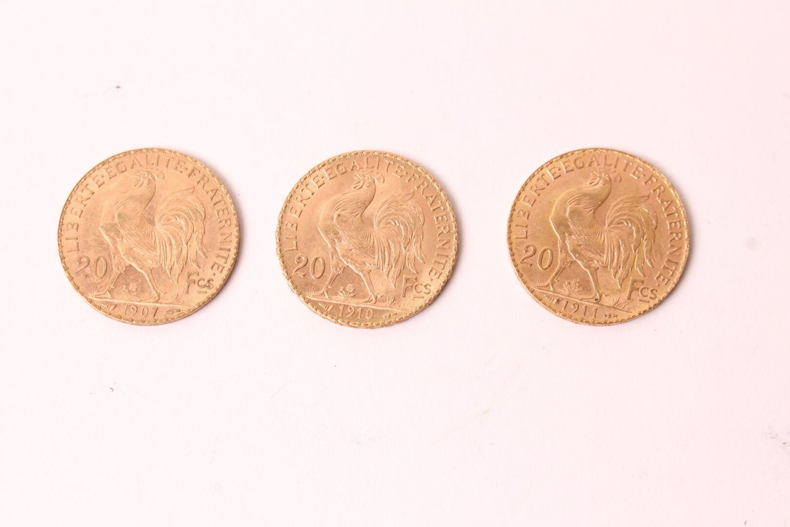 Null 法国

三枚20法郎金币，1907年、1911年、1910年的Le coq et Marianne。

重量：19克