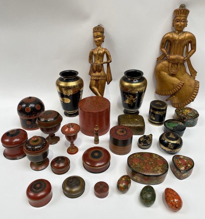 Null 印度，20世纪

多色木制套装包括大约20个盒子，两个花瓶，鸡蛋和装饰性的贴花人物。