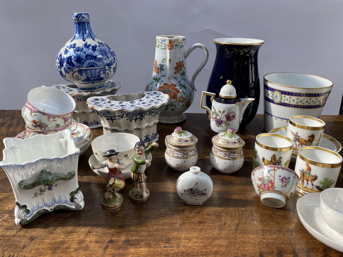 Null 一套基于18世纪模型的各种瓷器，包括杯子、碟子、陶器等。