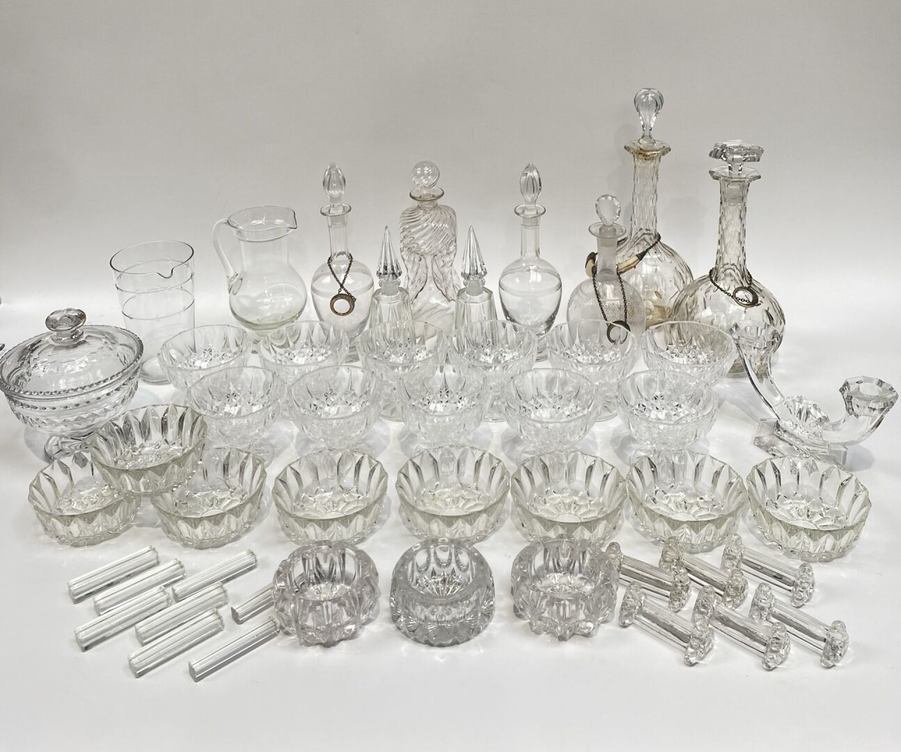 Null 一批重要的玻璃器皿，包括两种不同型号的刀架，洗指器，冰激凌杯，蜡烛架，两个烧瓶，花瓶，浇注器，酒杯。