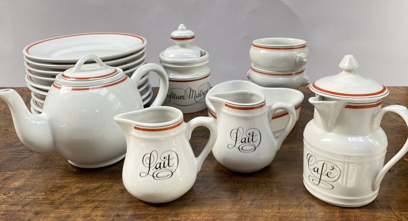Null 由Jacques Lobjoy设计的Auteuil瓷器服务的一部分，红色和橙色的 "Bistrot "模型，包括盘子，杯子，壶，茶壶，咖啡壶，碟子等。