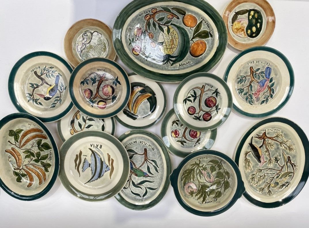 Null 巴西

多色珐琅彩陶瓷服务套装，有水果、蔬菜和鸟类，包括盘子、碟子和沙拉碗。

包括三个现代陶瓷烟灰缸。