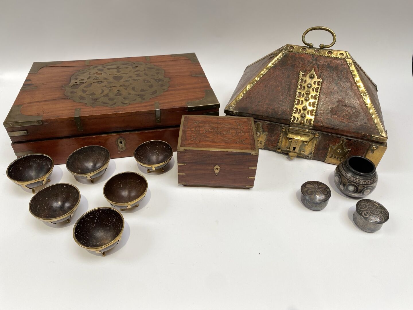Null 一套旅行纪念品包括三个木制和铜制盒子，六个碗，两个微型盒子，一个小花瓶和一个黑色釉面陶瓷花瓶。