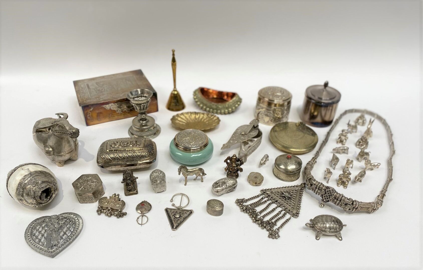 Null 20世纪的极端东方作品

一套镀银的金属纤维，盒子，项链，烛台，吊坠等。



有一些镀银的动物形菜单架。
