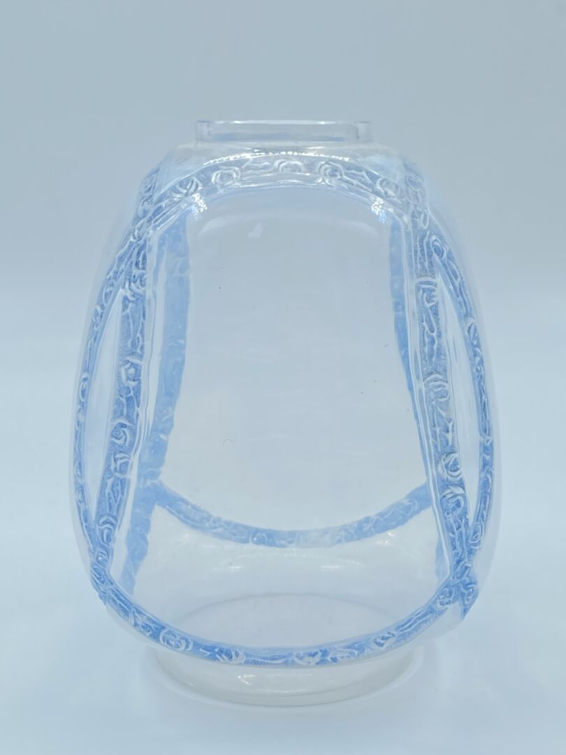 Null LALIQUE

Vase "Guirlande de roses" en verre blanc soufflé moulé polié et ma&hellip;