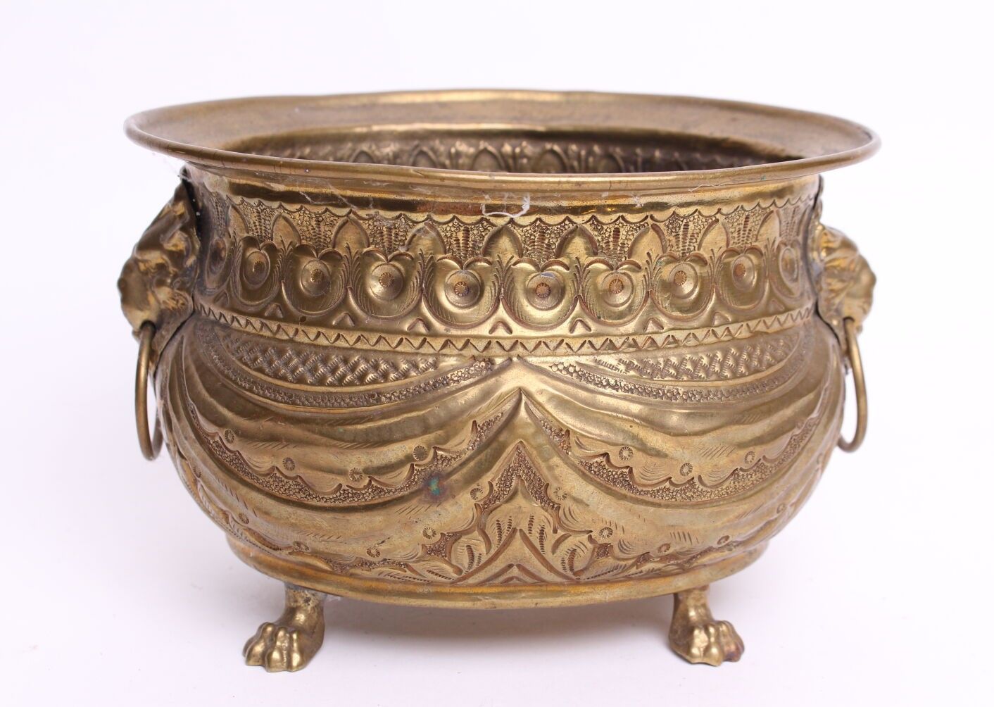 Null CUP of oval shape in embossed copper decorated with draperies, two lion hea&hellip;