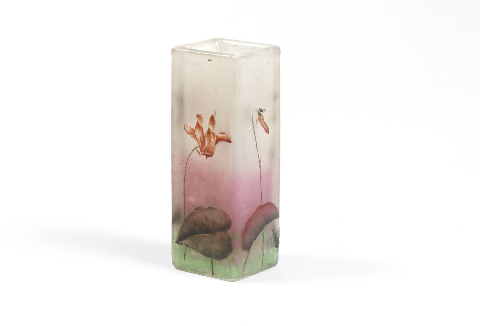 Null DAUM

Petit vase carré en verre multicouche à décor dégagé à l'acide de fle&hellip;