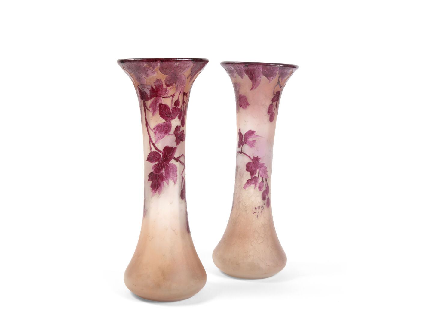 Null LEGRAS

Paire de vases cornet en verre givré à décor multicouche dédagé à l&hellip;