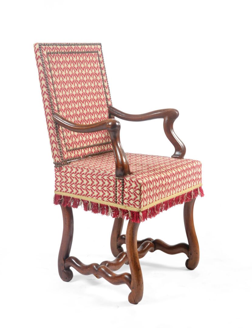 Null 一张模制的木制扶手椅，有一个直背，扶手和羊骨腿，由一个H形支架连接。完全采用流苏格子布的软垫。

路易十三的风格。

96 x 48 x 43 厘米