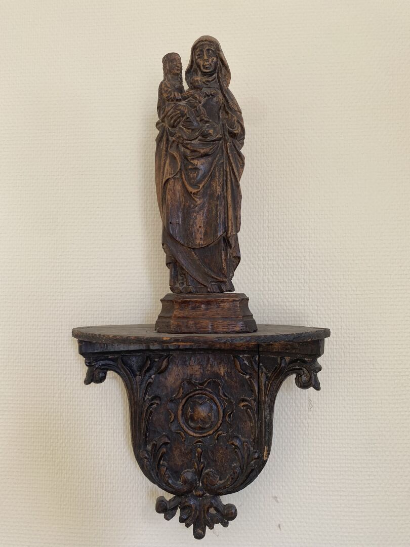 Null 雕刻的木质圣母和儿童，在一个台子上有铜锈。

18世纪

高度：32厘米32厘米 - 带控制台：60厘米