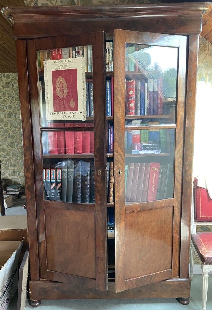 Null 一个桃花心木和桃花心木饰面的书房，有一个木板，开有两个四分之三的玻璃门，站在球脚上。

复原期

219 x 126 x 36 厘米