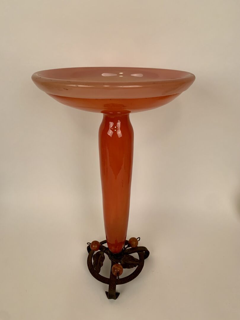 SCHNEIDER 
Coupe circulaire en pâte de verre orange, le pied reposant sur une ba&hellip;