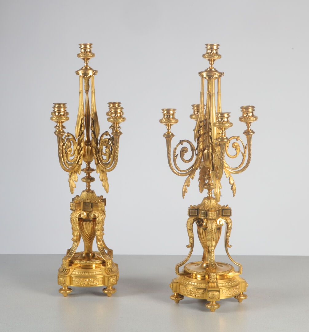 Null Coppia di CANDELABRI in bronzo dorato e cesellato con quattro bracci a volu&hellip;