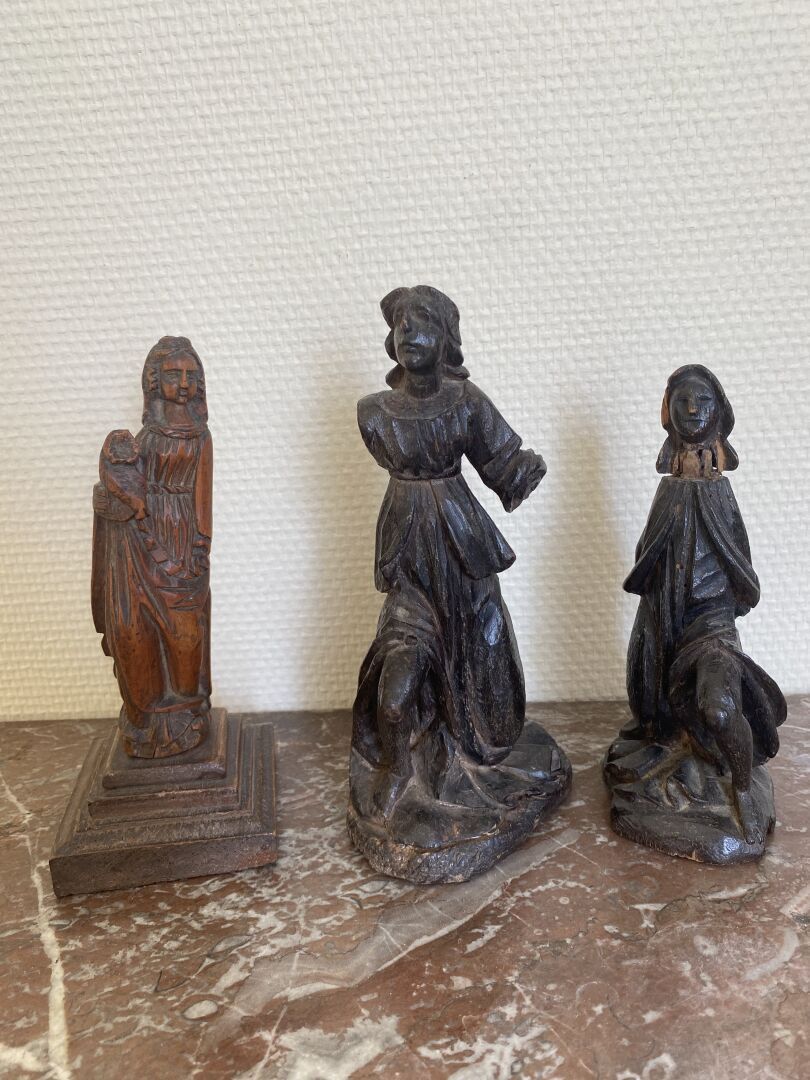 Null 三座木雕雕像，代表两个忏悔的圣人和一个木雕的圣母和圣婴，放在一个阶梯式的底座上。

高度：15厘米15厘米 - 18.5和19.5厘米

(一个头部损&hellip;