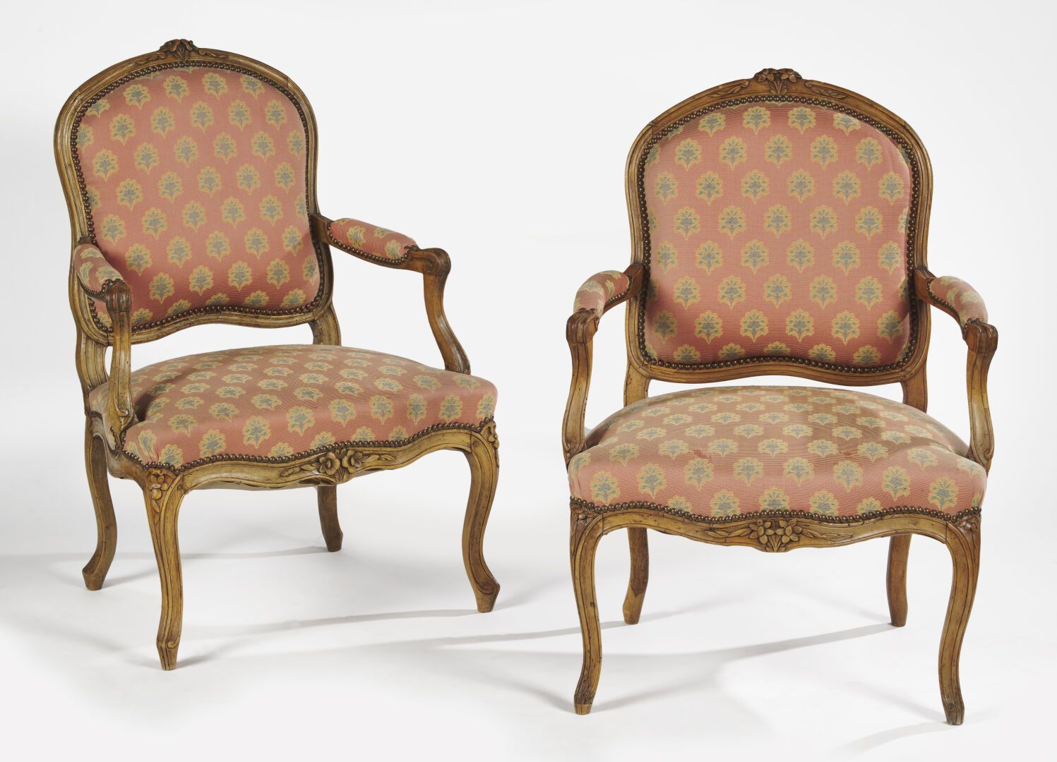 Null Dos sillones de madera de haya moldeada y tallada con respaldos planos y re&hellip;