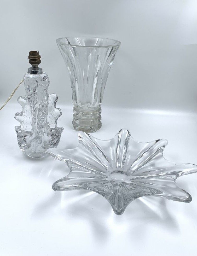 Ensemble de verreries comprenant : 
 SAINT LOUIS, Vase en cristal taillé. 
H. 30&hellip;