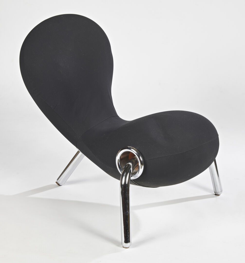 Null Marc NEWSON (1963)

胚胎扶手椅，创建于1988年的模型

镀铬管状钢结构，黑色聚氨酯和双弹性织物的座椅。

高度80厘米 - 宽度&hellip;