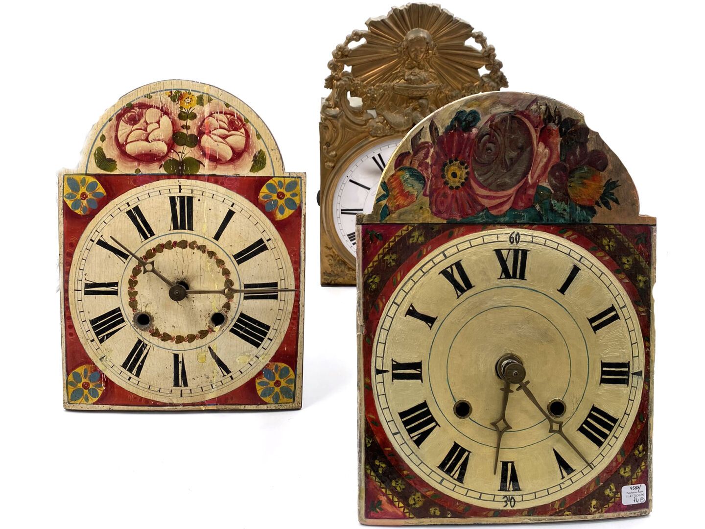 Null Drei Comtoise-Uhrwerke, zwei aus bemaltem Holz mit Blumendekor, eines aus v&hellip;