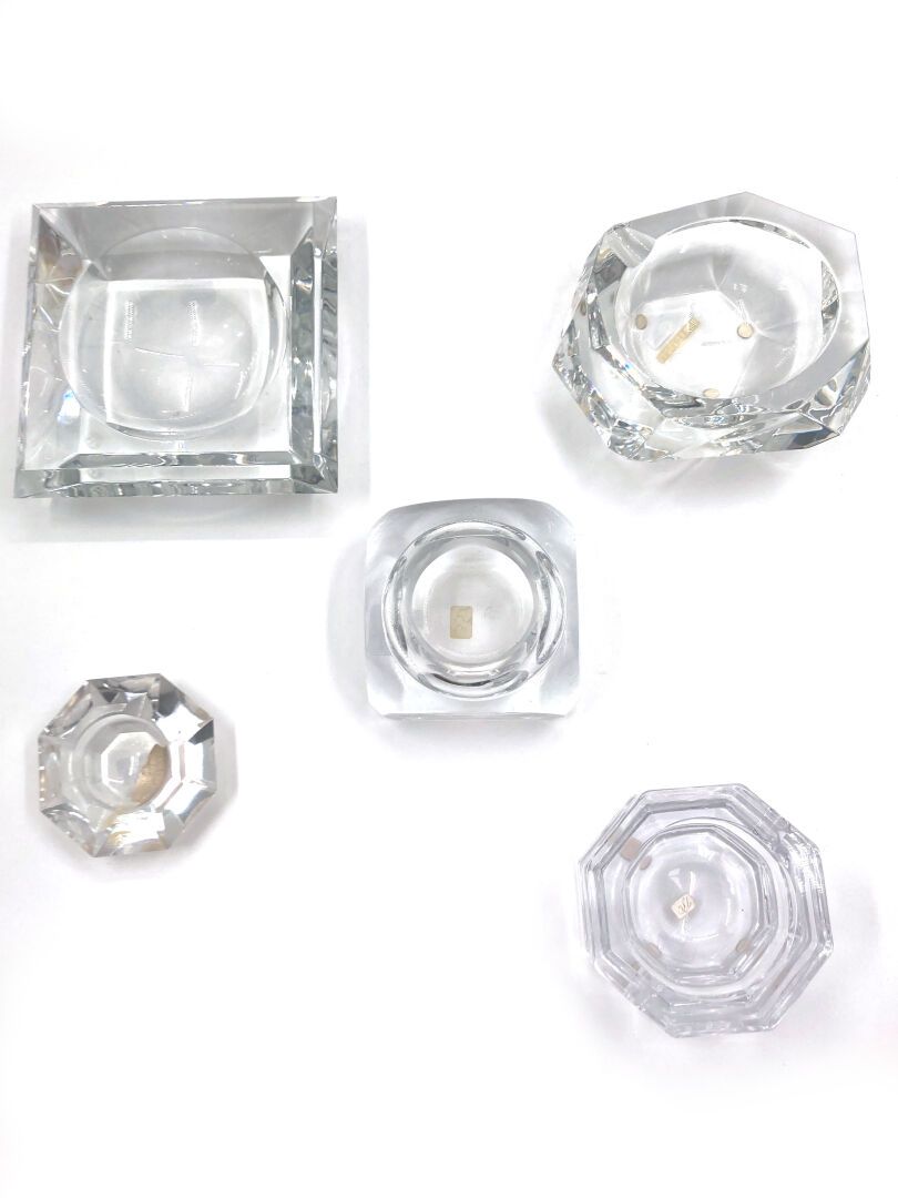 Null BACCARAT

Zwei Aschenbecher aus Kristall. Signiert 



Dazu kommen drei Asc&hellip;