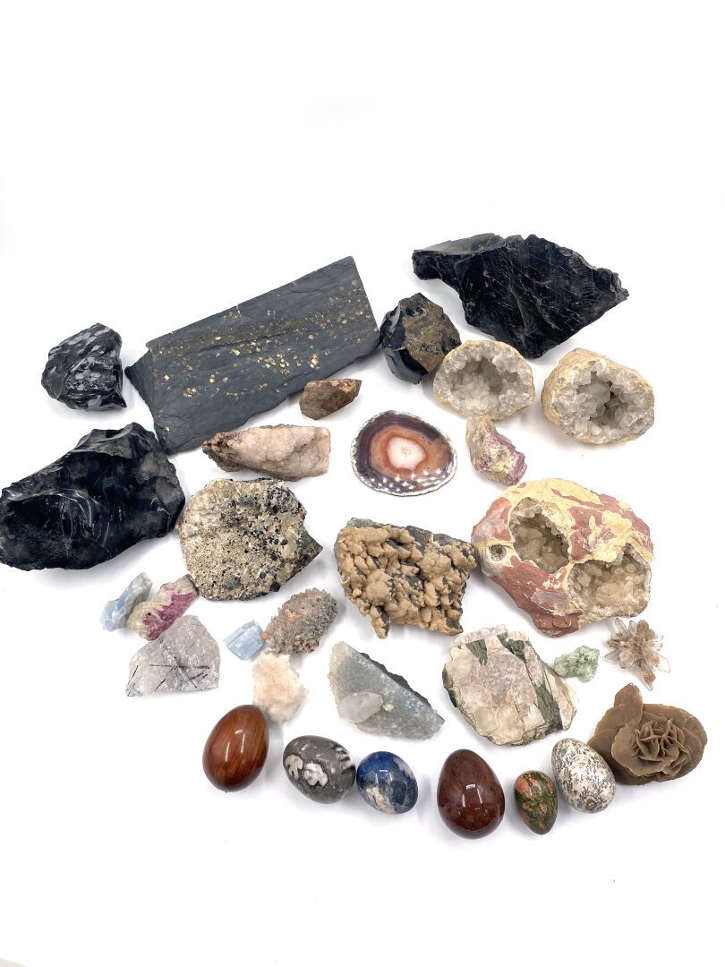 Null Set aus verschiedenen Mineralien, Steinen und Geoden.