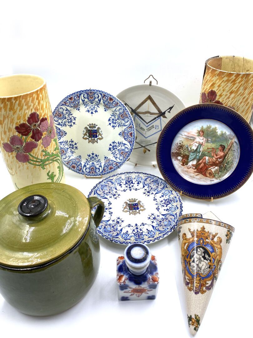 Null 一套陶瓷，包括一个Vallauris盘子，一个有盖的罐子，两个花瓶（一个损坏），三个Limoges和Gien的盘子。