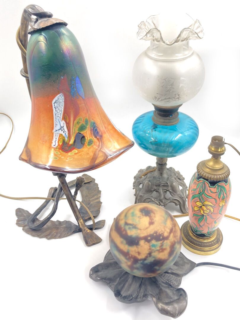 Null ENSEMBLE VON LAMPEN aus Schmiedeeisen, Glas und Keramik.