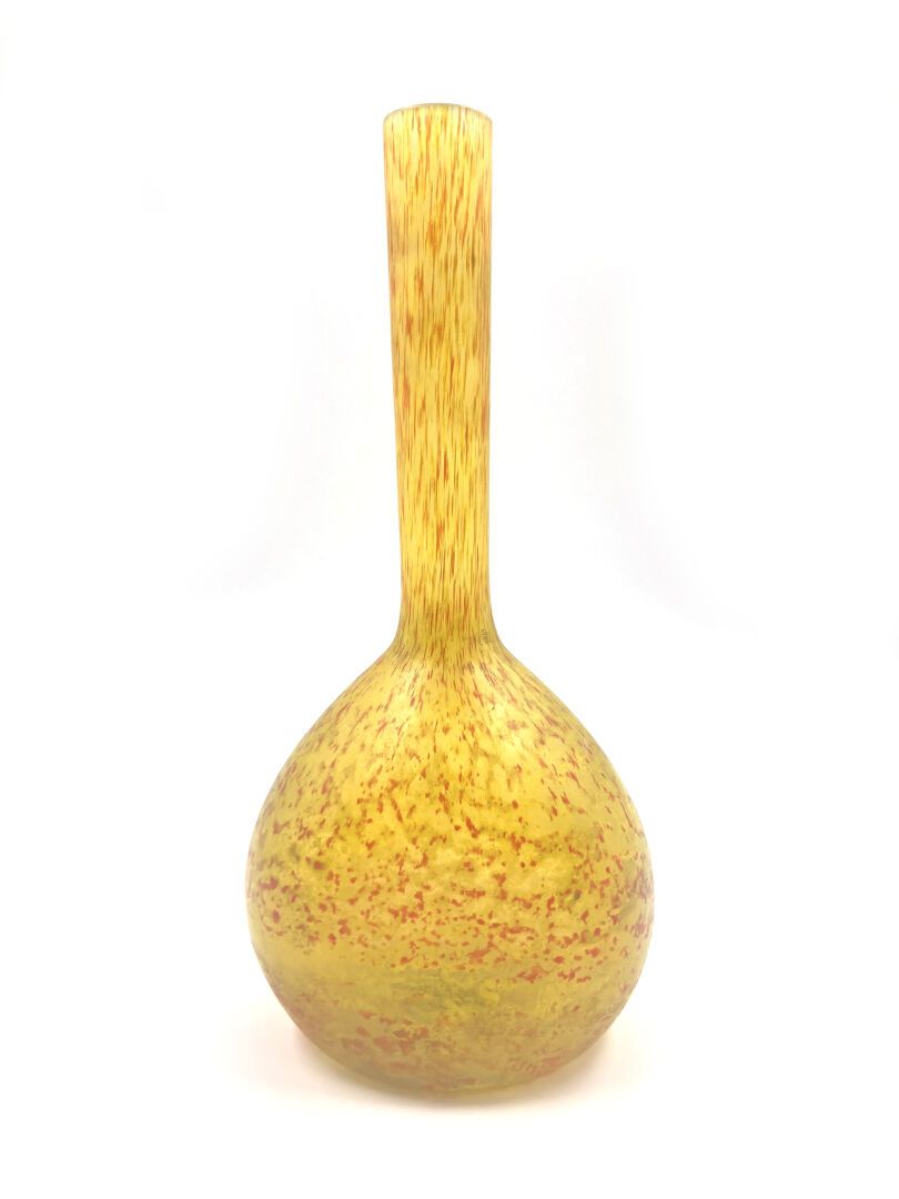 Null DAUM

Berluze Vase 

Proof aus gelb marmoriertem Glas. In der Verzierung si&hellip;