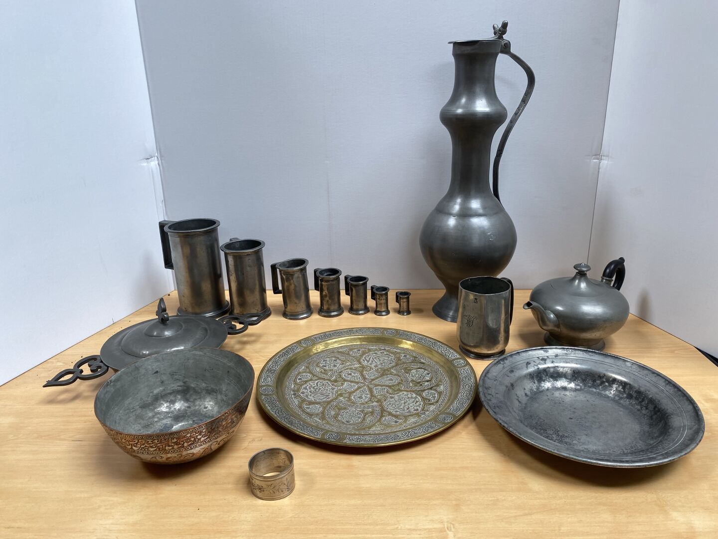 Null 一套水具，包括一个有盖碗，一个盘子，一个杯子，一个茶壶，一个大壶，一套量杯。